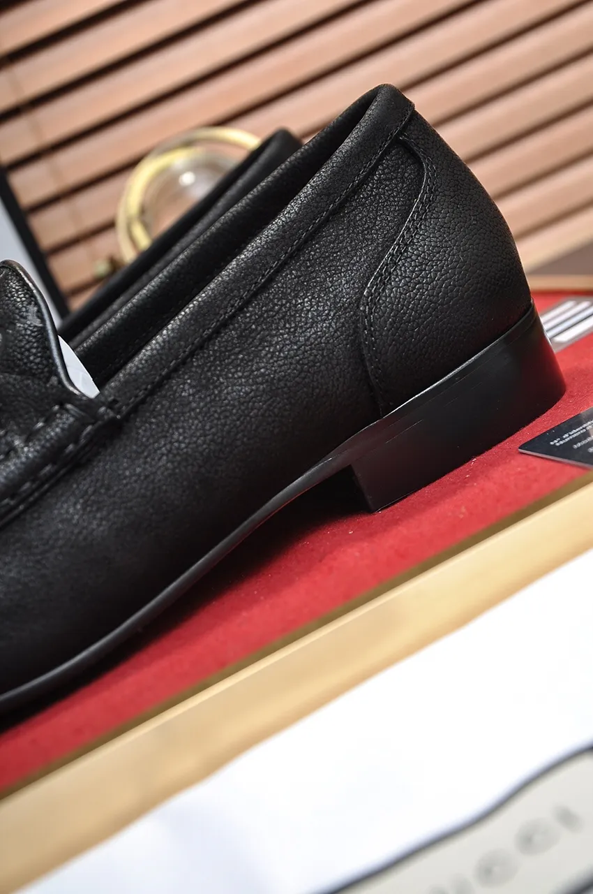 Men's shoes💰500💶Italy's top luxury men's shoe giant (GUCCI) (Gucci) (full cowhide lining) new arrival🍃Original European style🔰 Pleasant to the eye😍In order to make the shoes more durable and non-deformable🌀The production continues to follow traditional methods but there is still no lack of innovation💪Choose original sheepskin for the leather♻️ Smooth and natural And extra bright ⭐Made of imported cowhide, the first choice of rich people 38-45 (45 customized)